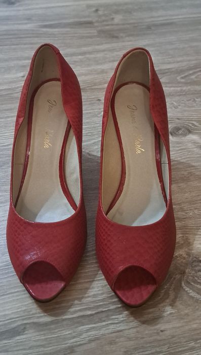Нови червени обувки естествена кожа