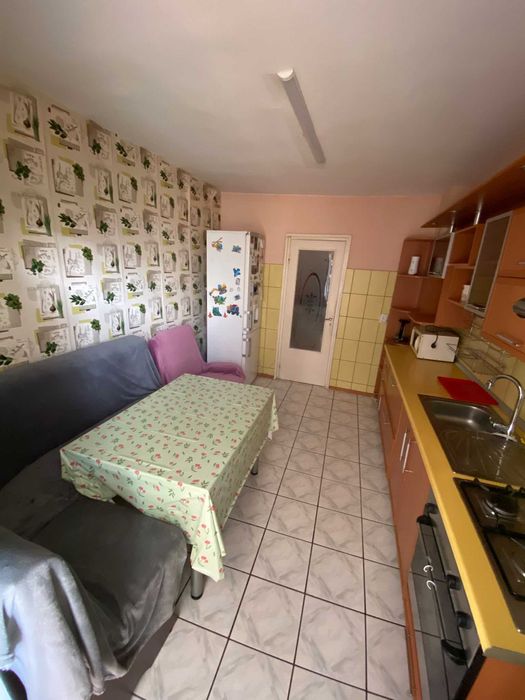 Închiriez apartament 3 camere