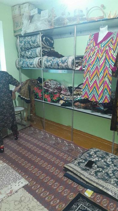 Турли хил размердаги аёллар куйлаклари ва курпачалар