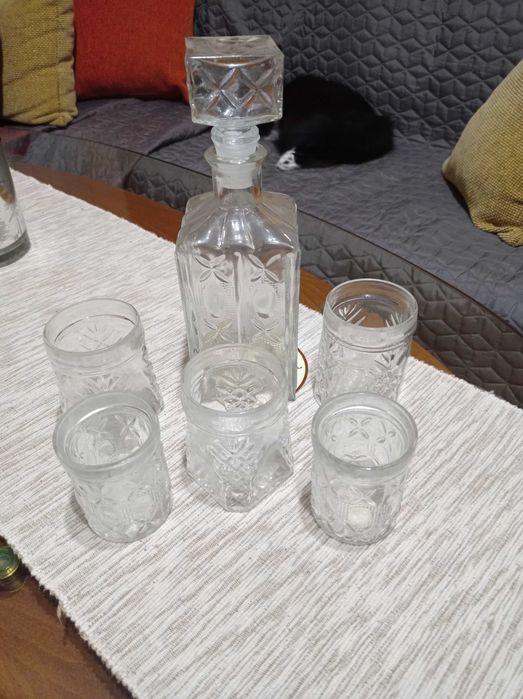 Гарафа с чаши за уиски, каничка с чаши за ракия