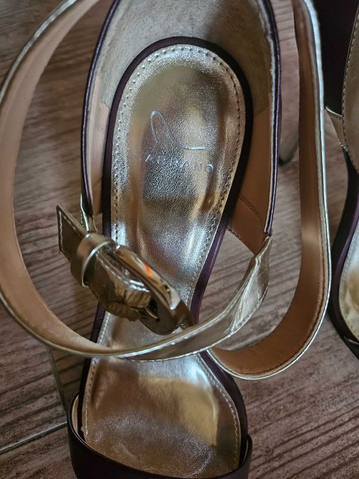 Продавам обуви CARRANO