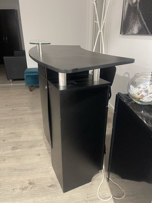 Recepție salon profesională / birou recepție – spațioasă, cu depozitare