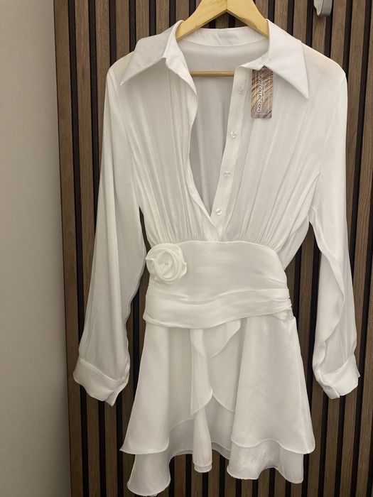 Бяла елегантна рокля