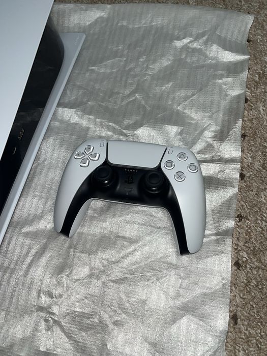 PlayStation 5 – stare foarte bună + tastatura