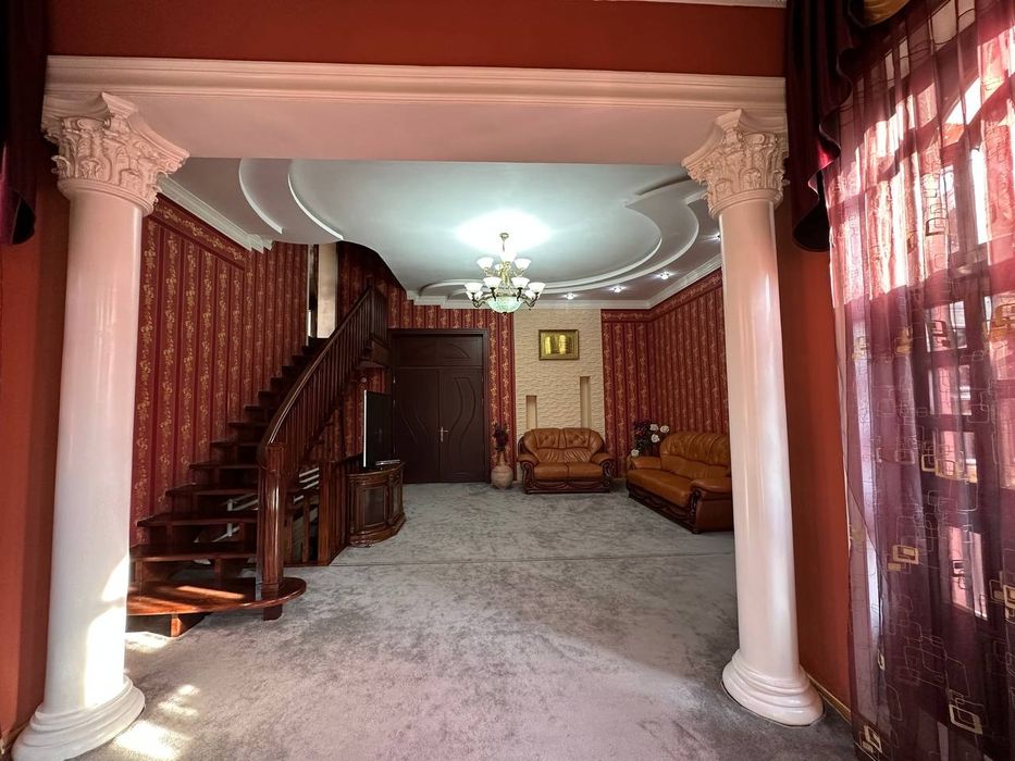 Продаётся дом в хорошо районе, 10 соток земли, 9 комнат