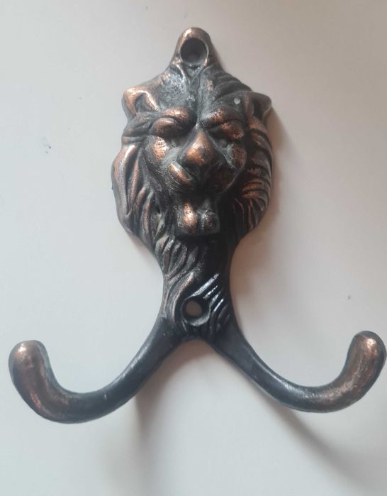 Cuier din fier alamizat cu fata de leu, colectie 1930