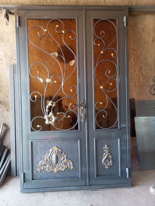 Temir eshik ikki poshnali boʻyi 2.30sm ,boʻyi 1.25sm oynali