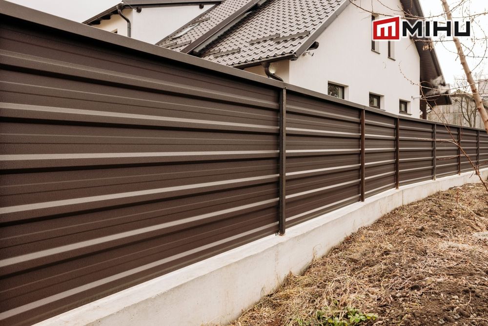 Realizăm garduri din șipcă metalică