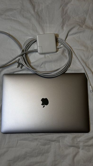 MacBook Pro 15” 2018 / i7 / 16GB / 256GB SSD
