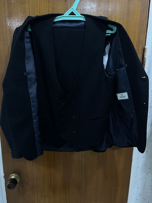 Продам костюмы тройку