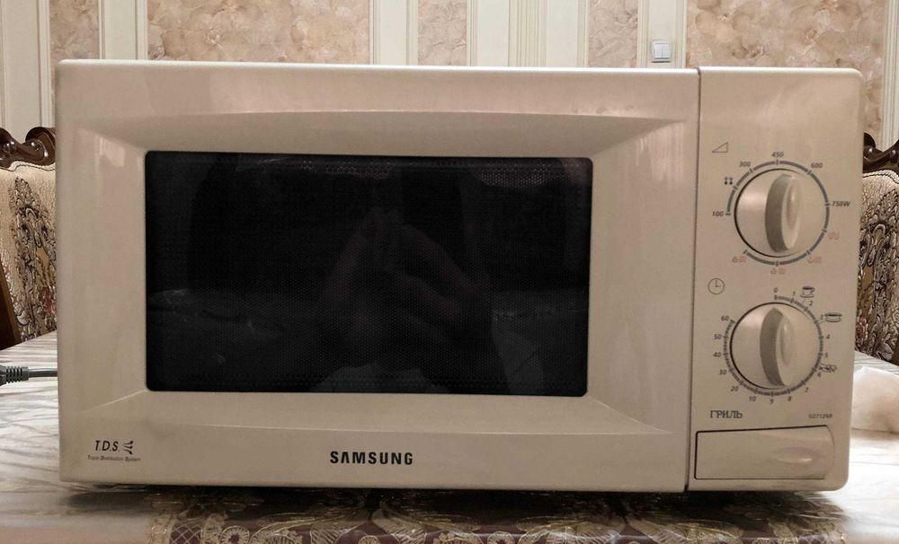 Микроволновка, блендер-соковыжималка, духовка печь сотилади.