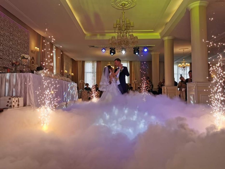 Fum greu dansul mirilor artificii baloane