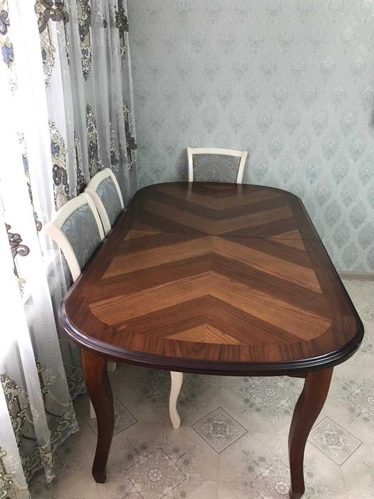 продается стол в гостиную