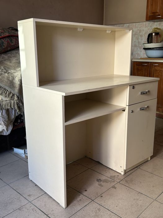 Продам столик для бутика