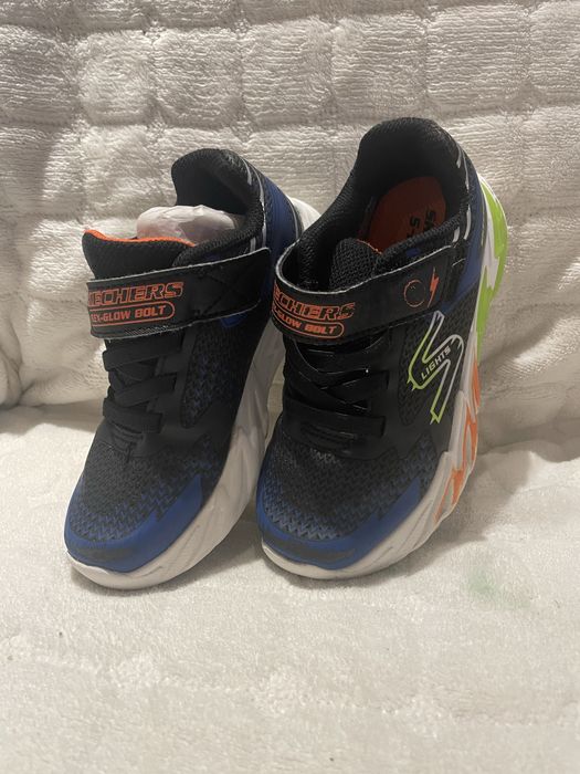 Обувки за момче адидас 30номер и skechers 27номер