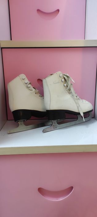 Продам белые коньки