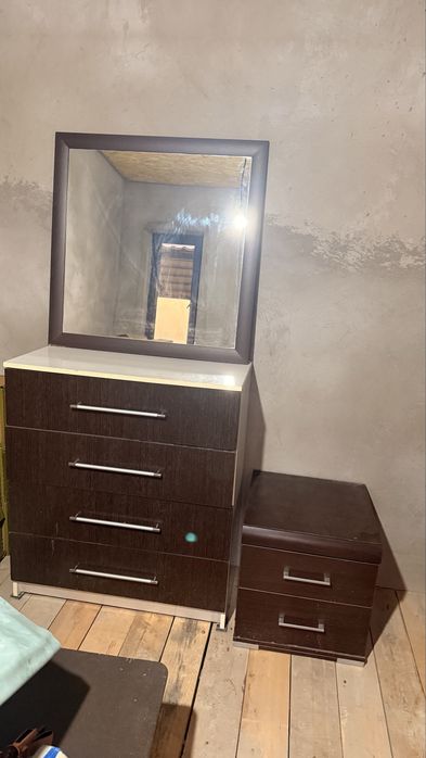 Продам комод с зеркалом 2 тумбочка