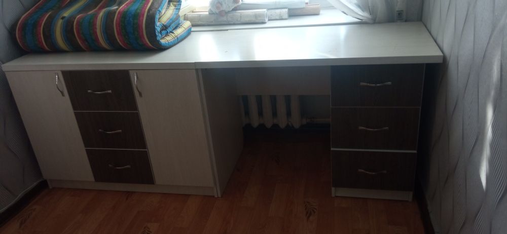 Комплект письменный стол+ комод