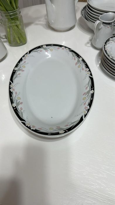 Столовый сервиз и хрустальные вазы