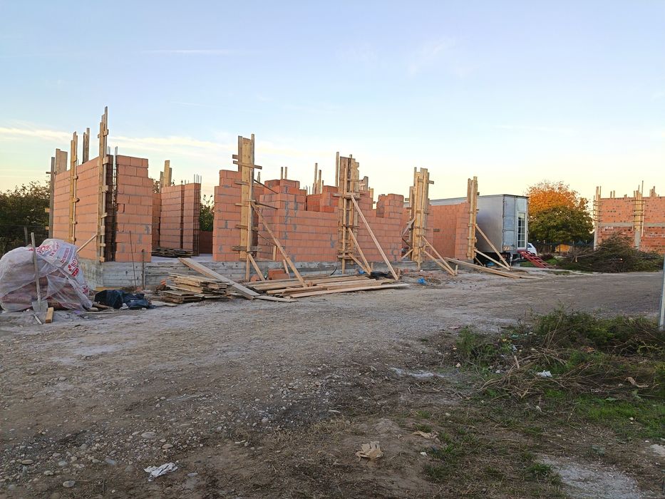 Construcții la roșu și finisaje