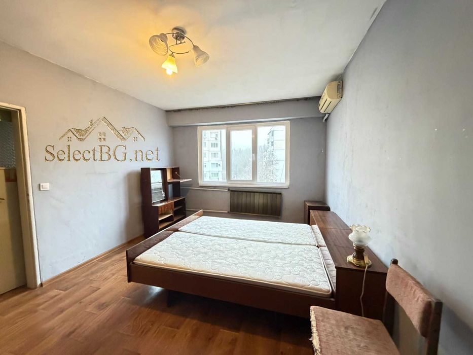 Панелен апартамент  на междинен етаж, южно изложение в кв. Бузлуджа.