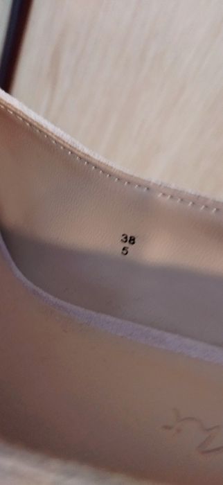 Обувките са нови с номер 38. Закупени са от Англия.