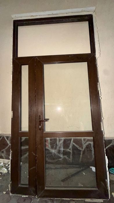 Большая дверь с фрамугой