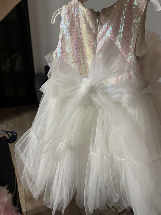 Продам сияющее платье на девочку 2-3 года