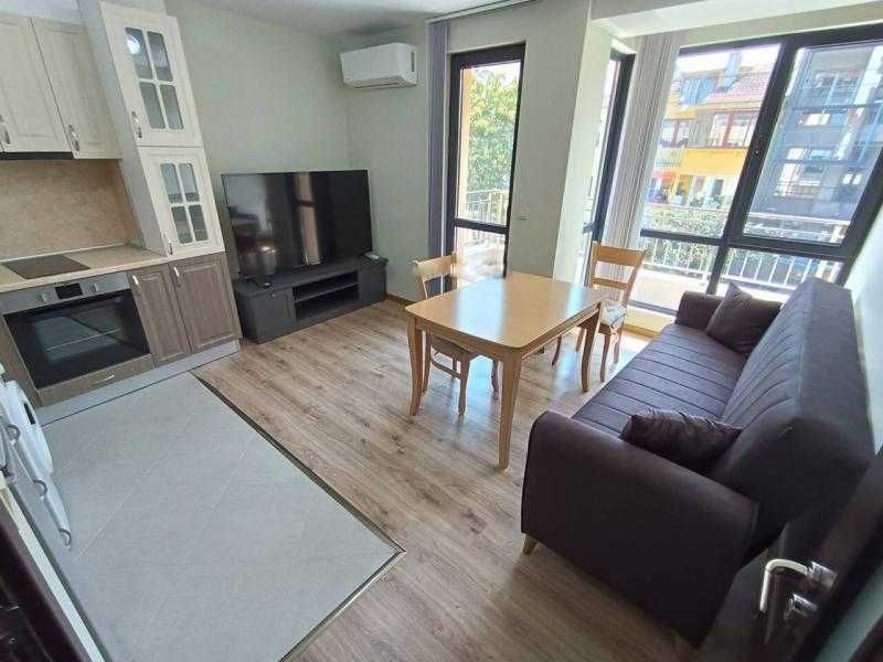 Дава се под наем Тристаен апартамент в Бургас, Център - 86 кв.м за 612 € - Снимка #2