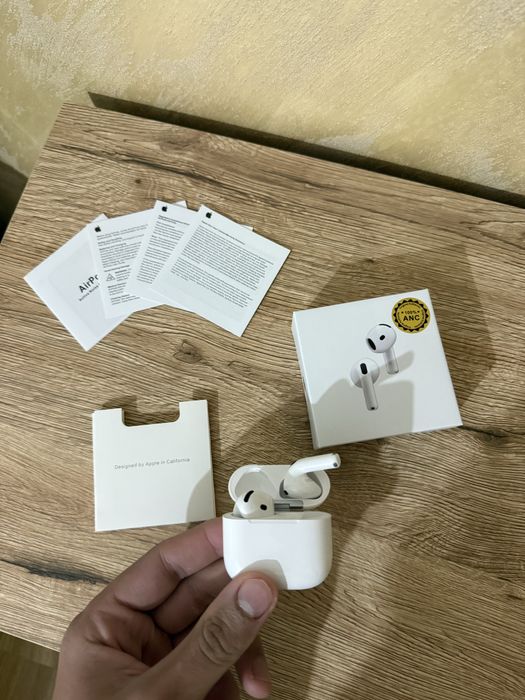 Air Pods 4 originale, cu noise cancelling si incarcare magsafe
