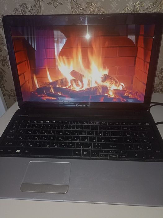 Ноутбук продам срочно.