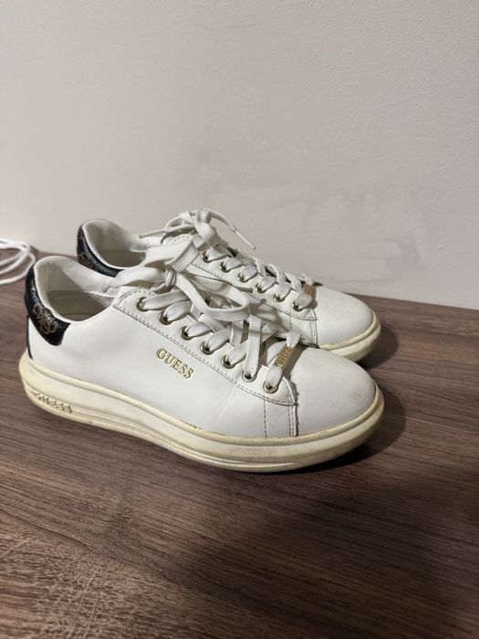 Бели обувки Guess VIBO