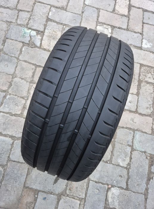 O bucată 245/40 R18 vară - una Goodyear Bridgestone