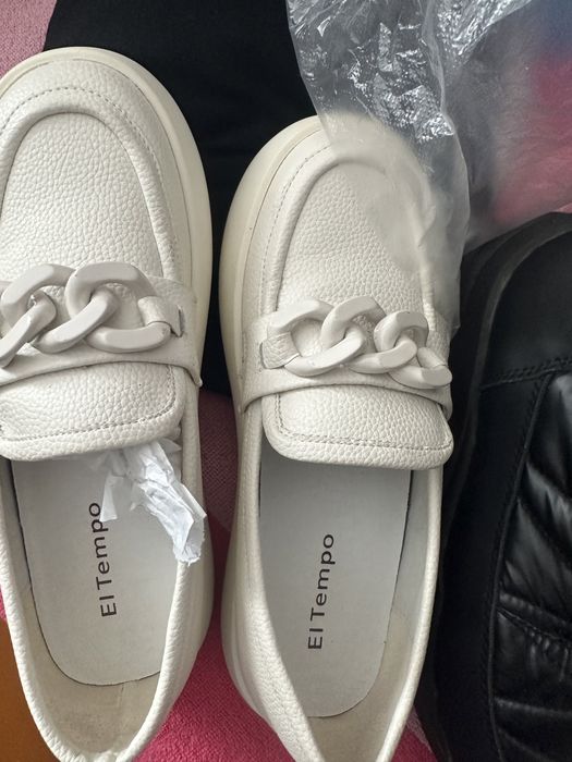 Белые лоферы , новые , на широкую ножку.