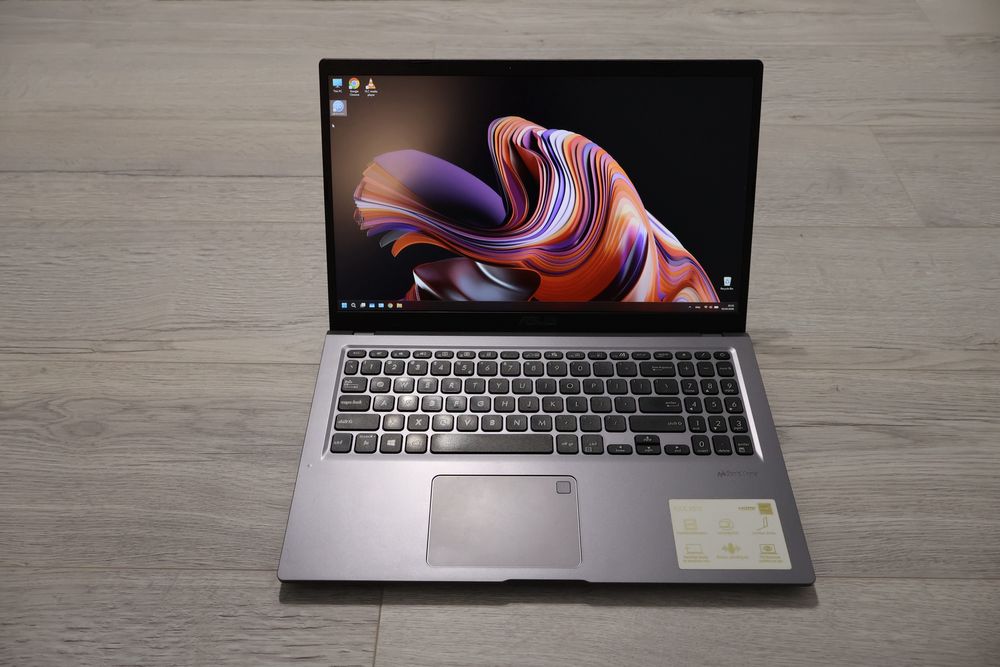 Vând Laptop ASUS, I3, 1TB, 20 GB RAM.