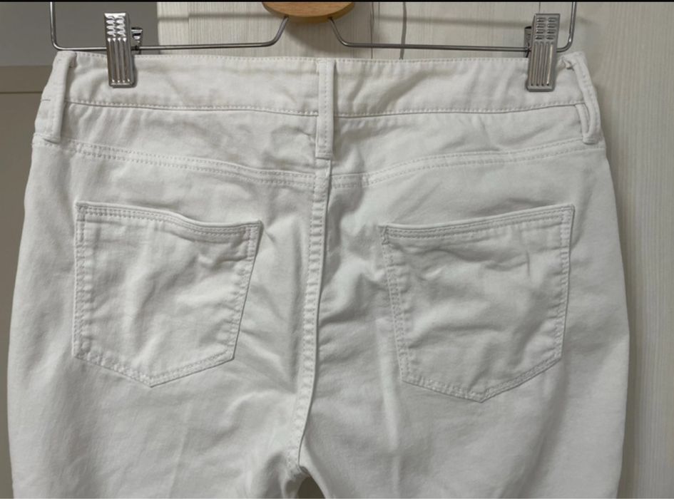 Pantaloni albi Dika marime M