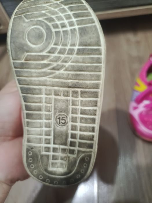 Продам детские кроссовки