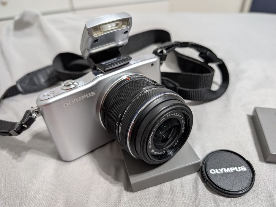 Безогледален фотоапарат Olympus E-pm1, 14-42 IIR MSC