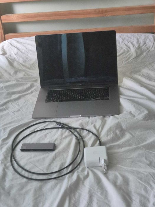 MacBook Pro 16" (2019) – Intel Core i7, 16 GB RAM, 512 GB SSD – stare foarte bună