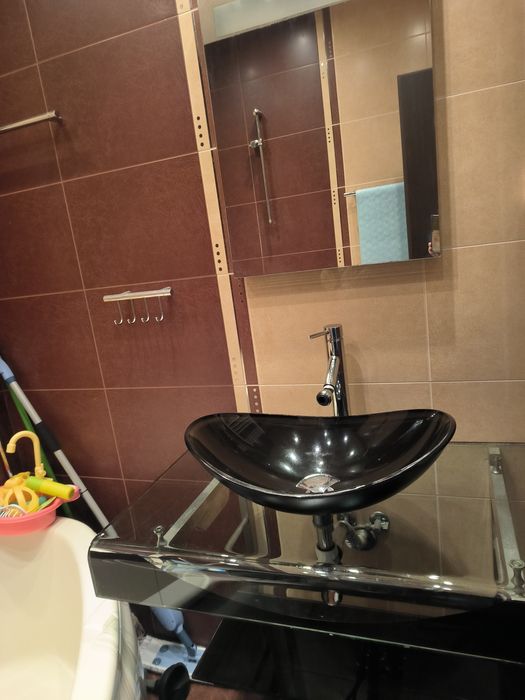 Стъклен умивалник /мивка с огледало