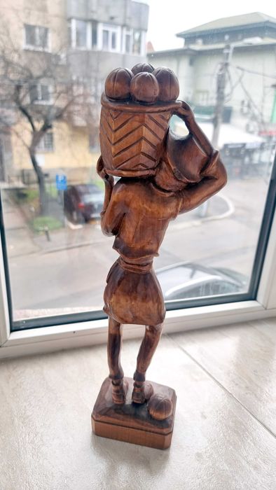 Sculptura statuie lemn lacuit ornament rustic barbat tinand cos