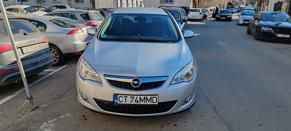 Vand sau Schimb  Opel Astra J Sport Tourer 1.4 turbo benzina 2012