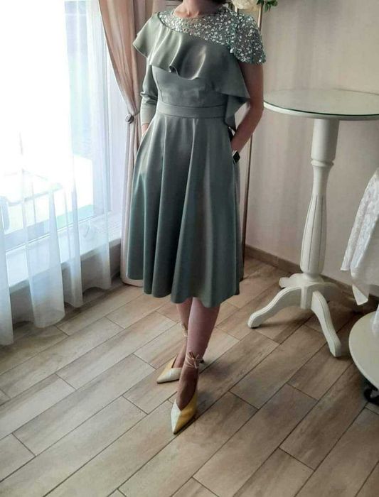 rochie Moze verde fistic cu paiete la decolteu
