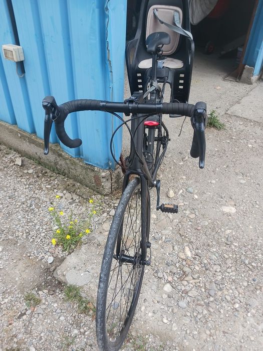 Vând bicicleta tip cursiera triban 500 cadru carbon