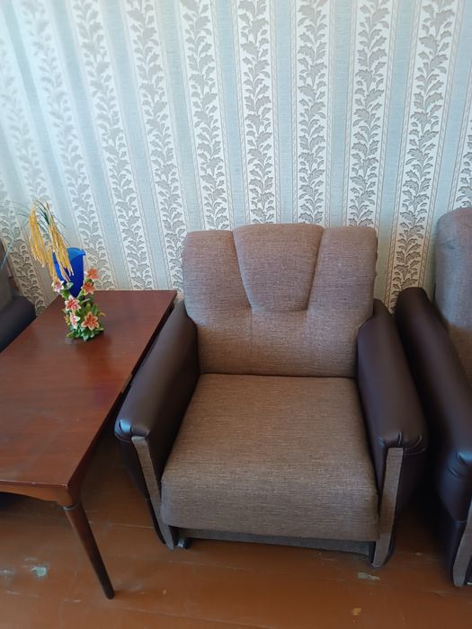 Продам мягкий уголок (диван и два кресла) б/у.