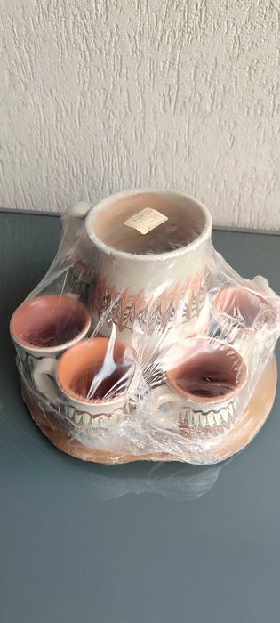 Carafa 1 litru si 6 cani ceramice pentru vin