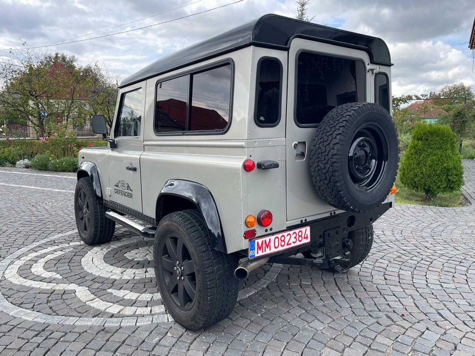 Land Rover Defender 2006 diesel, 4.004 € — imagine 2