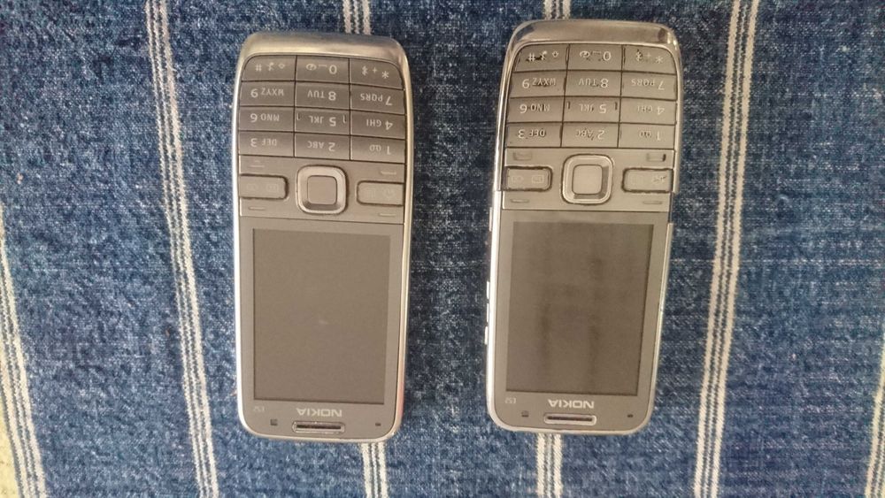 Стари  часовници, телефони