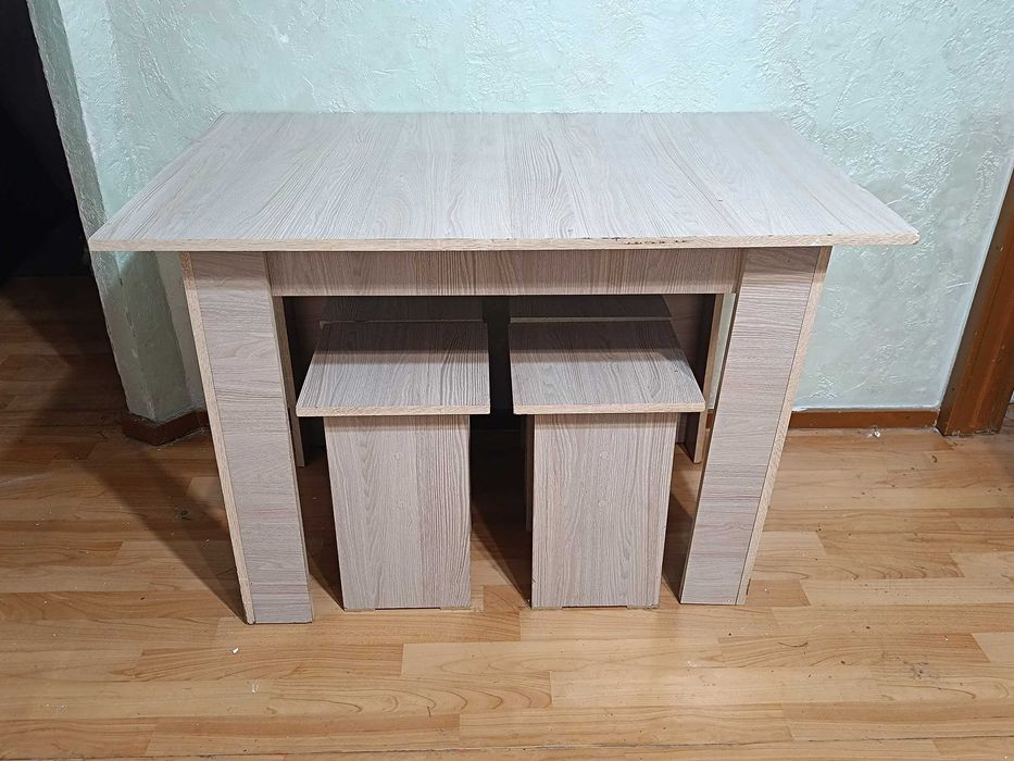 Обеденный стол + 4 табуретки, комплект
