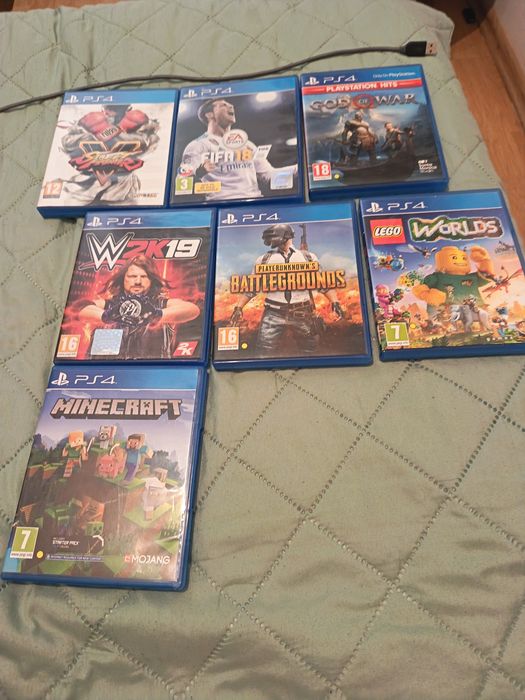 PlayStation 4 slim în stare buna cu 2 manete +jocurile din imagine